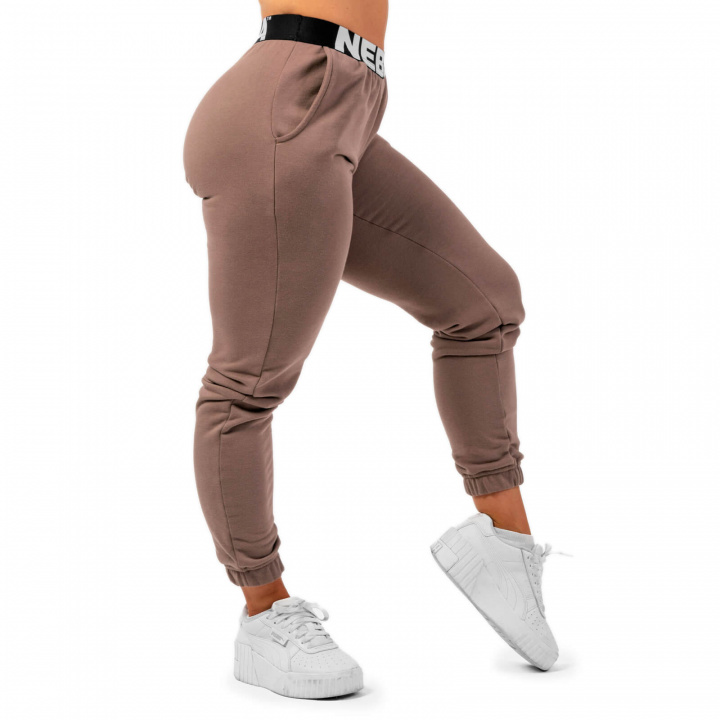 Iconic Mid-Waist Sweatpants, brown, Nebbia i gruppen Dametøj / Bukser & Tights / Træningsbukser hos Sportgymbutikken.dk (GWN-408-28r)